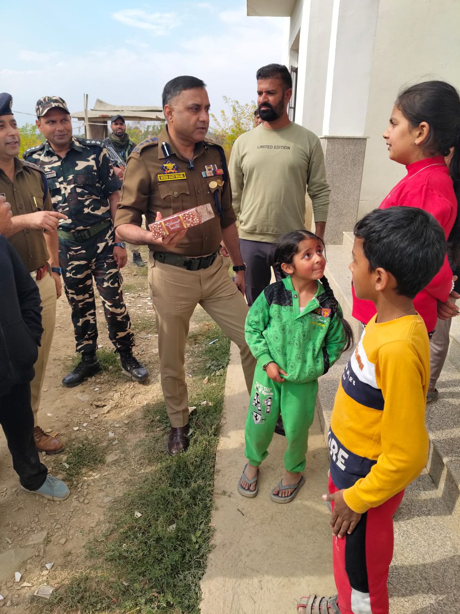 BaramullaPolice's tweet photo. SSP Baramulla Sh Mohammad Zaid Malik-JKPS visited Transit Accommodation Odina extended Diwali greeting and distributed sweets.
@JmuKmrPolice
@KashmirPolice
@DIGBaramulla
@DCBaramulla
@Zaidmalik76 https://t.co/Z2PF7bO7pE