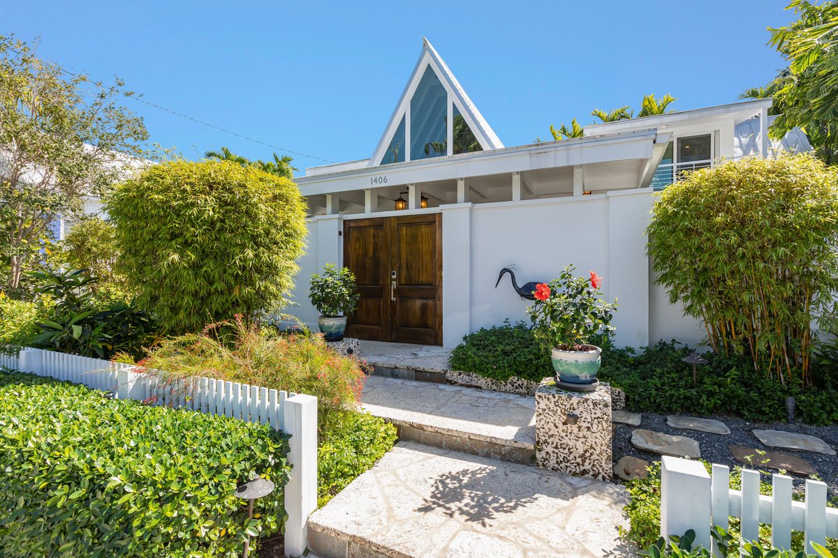 teamkaufelt's tweet photo. 🪧OPEN HOUSE FRIDAY (11/1) 11A– 1P

📍1406 Pine Street, Key West
 3 Bedrooms | 2 Bathrooms | 1,794SF | 3,540SF LOT Offered at $1,995,000.

READY. SET. GO. 🚀🚀

(305) 393-1267
TeamK@trumanandcompany.com

#owningKeyWest #keywestrealestate #keywestopenhouse #teamkaufelt https://t.co/Zehelj6Jp3