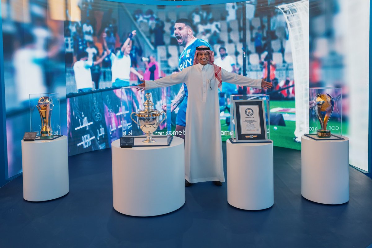 آخر صورةٌ لي من داخل متحف #الهلال 
مع إنجازات الموسم الماضي
كأس السوبر السعودي(الدرعية)
كأس الدوري (روشن)
كأس الملك حفظه الله 
وشهادة موسوعة جينيس لأكثر الأندية تحقيقاً للإنتصارات المتتاليه.
#لازال_للمجد_هلال 
.