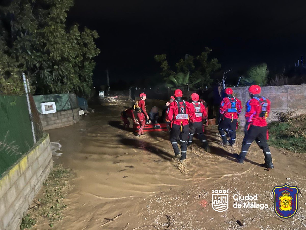 Evacuadas de madrugada 35 personas en #Campanillas y #AlhaurínDeLaTorre cuyas viviendas se vieron afectadas por la subida del nivel del río Guadalhorce. Más información 👉 malaga.eu/el-ayuntamient…