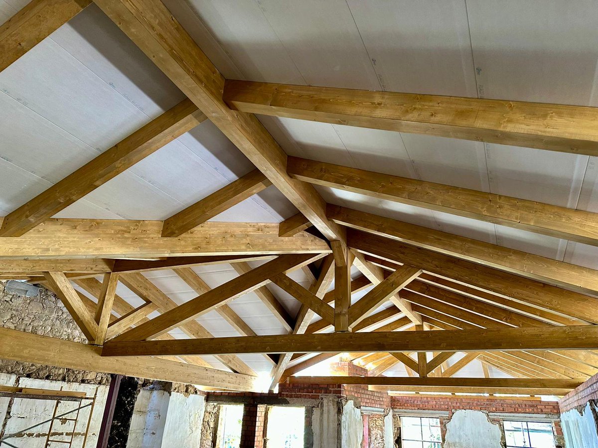 trcestructuras's tweet photo. Cubierta para reforma de vivienda y porche con estructura de madera laminada, panel sándwich prefabricado de madera, lámina impermeable transpirable y rastrel de ventilación de cubierta.
#trcestructurasdemadera #trc #maderalaminada #estructuras #viviendas #thermochip #madera https://t.co/BKUthreGEk
