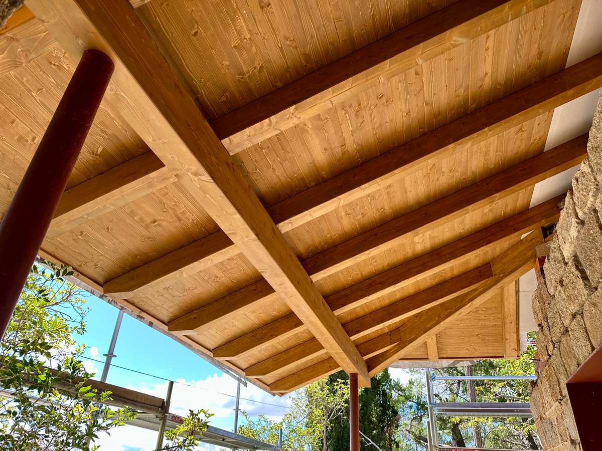 trcestructuras's tweet photo. Cubierta para reforma de vivienda y porche con estructura de madera laminada, panel sándwich prefabricado de madera, lámina impermeable transpirable y rastrel de ventilación de cubierta.
#trcestructurasdemadera #trc #maderalaminada #estructuras #viviendas #thermochip #madera https://t.co/BKUthreGEk