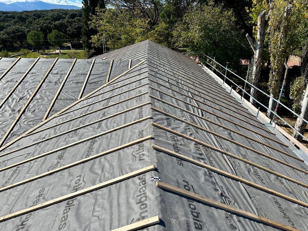 trcestructuras's tweet photo. Cubierta para reforma de vivienda y porche con estructura de madera laminada, panel sándwich prefabricado de madera, lámina impermeable transpirable y rastrel de ventilación de cubierta.
#trcestructurasdemadera #trc #maderalaminada #estructuras #viviendas #thermochip #madera https://t.co/BKUthreGEk