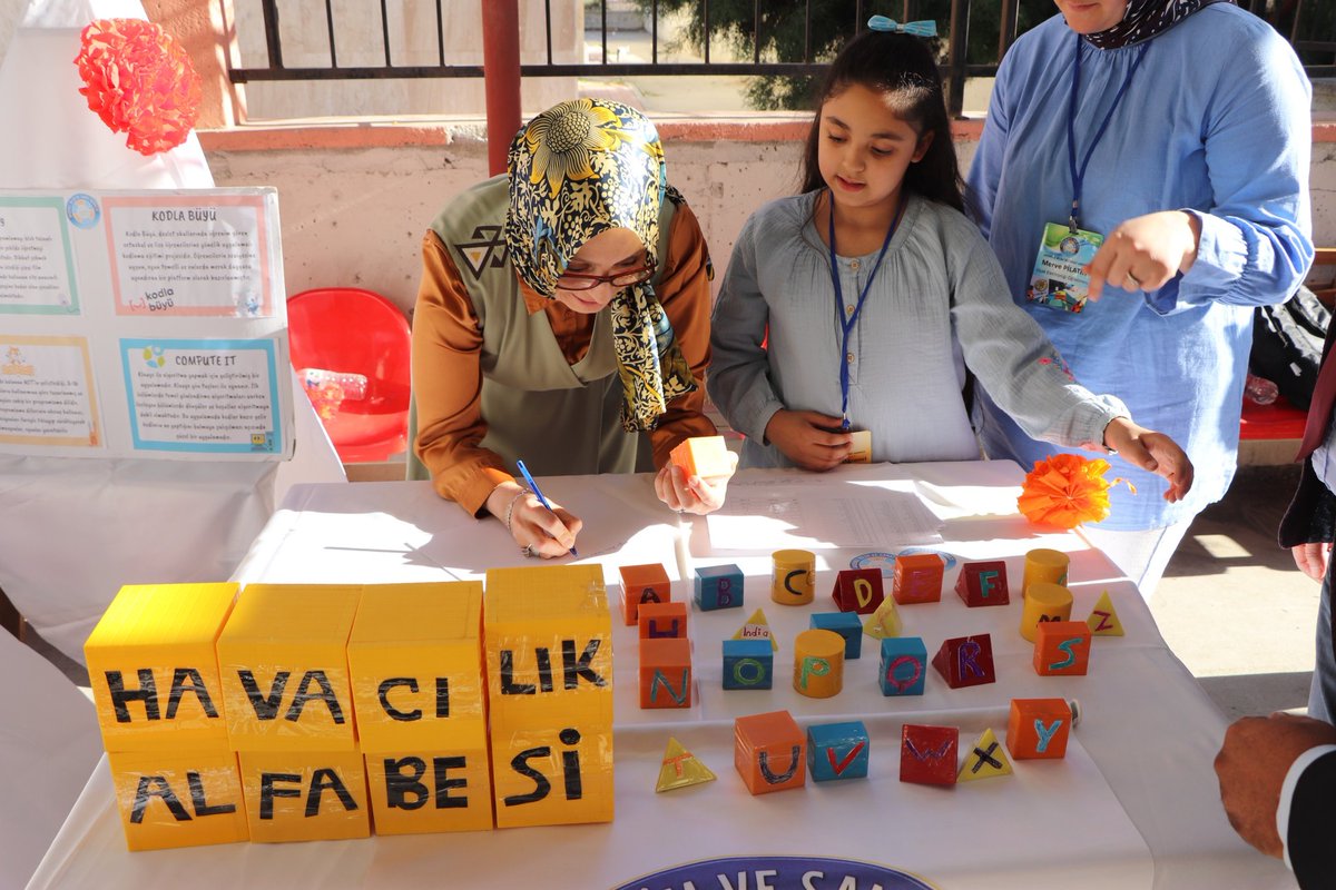 AkdenizilceMem's tweet image. 🏆YİNE YENİDEN ŞAMPİYON MERSİN
 İl Millî Eğitim Müdürlüğü olarak
Avrupa Kod Haftası kapsamında, CodeWeek2024 haftası etkinliklerinde en fazla etkinlik üreterek Türkiye 1️⃣.'si olmanın haklı gururunu yaşıyoruz. 🥇👩💻
@tcmeb 
@Yusuf__Tekin 
@mebyegitek 
@CodeweekTurkiye
#EUCodeWeek