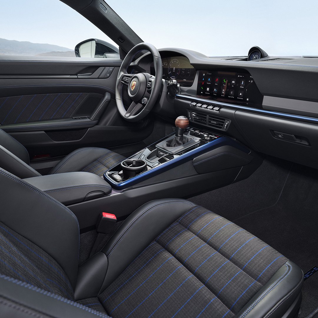 تركز بورشه على توسيع مجموعة طرازات 911 الجديدة بإطلاق سيارة 911 كاريرا T التي تمتاز بتصميمها الديناميكي ووزنها الخفيف، حيث سيتم إطلاق السيارة للمرة الأولى في المنطقة في مهرجان رموز بورشه بدبي يومي 23 و24 نوفمبر 2024

ويرمز حرف "T" في اسم السيارة إلى كلمة "Touring"