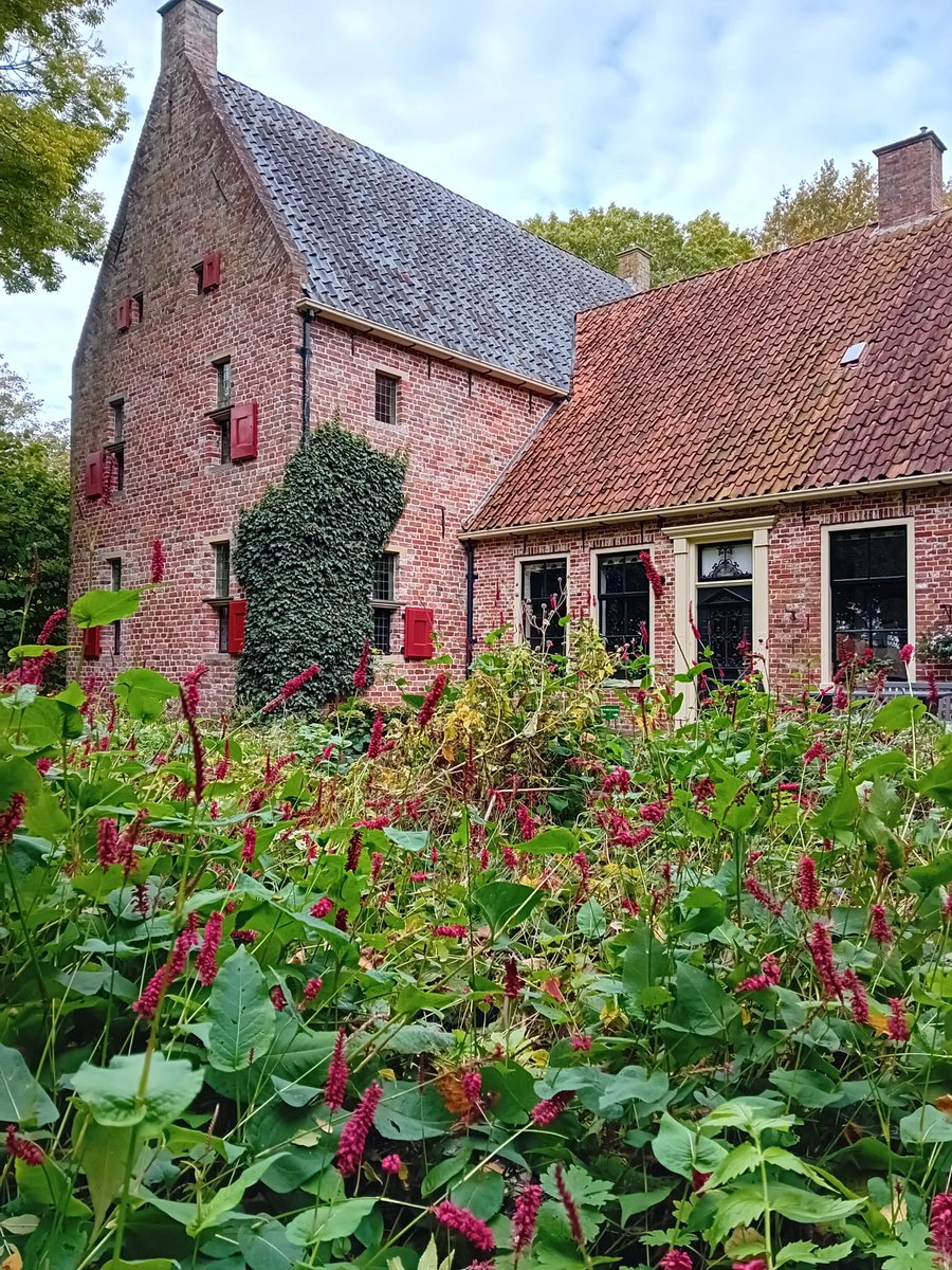 Bent u bezoeker 7.500?!?

Museum Helmantel is dit jaar nog 3 dagen geopend en we zijn de 7.000 bezoekers inmiddels ruim gepasseerd. 

Bezoeker 7.500 zal extra feestelijk onthaald worden. Wie weet bent u de gelukkige. Kom langs nu het nog kan.