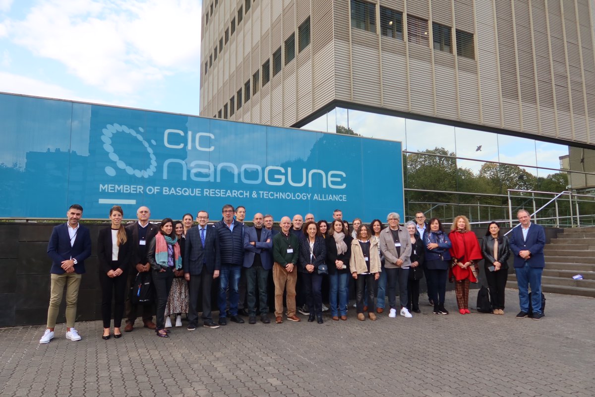 nanoGUNE's tweet photo. 🤝Una delegación gallega visita nuestras instalaciones de #nanoGUNE con el fin de fortalecer la conexión científica entre #Galicia y el #PaísVasco.
https://t.co/yNlr7QBjFS
#RedCIGUS https://t.co/bCjyNkJ4rV