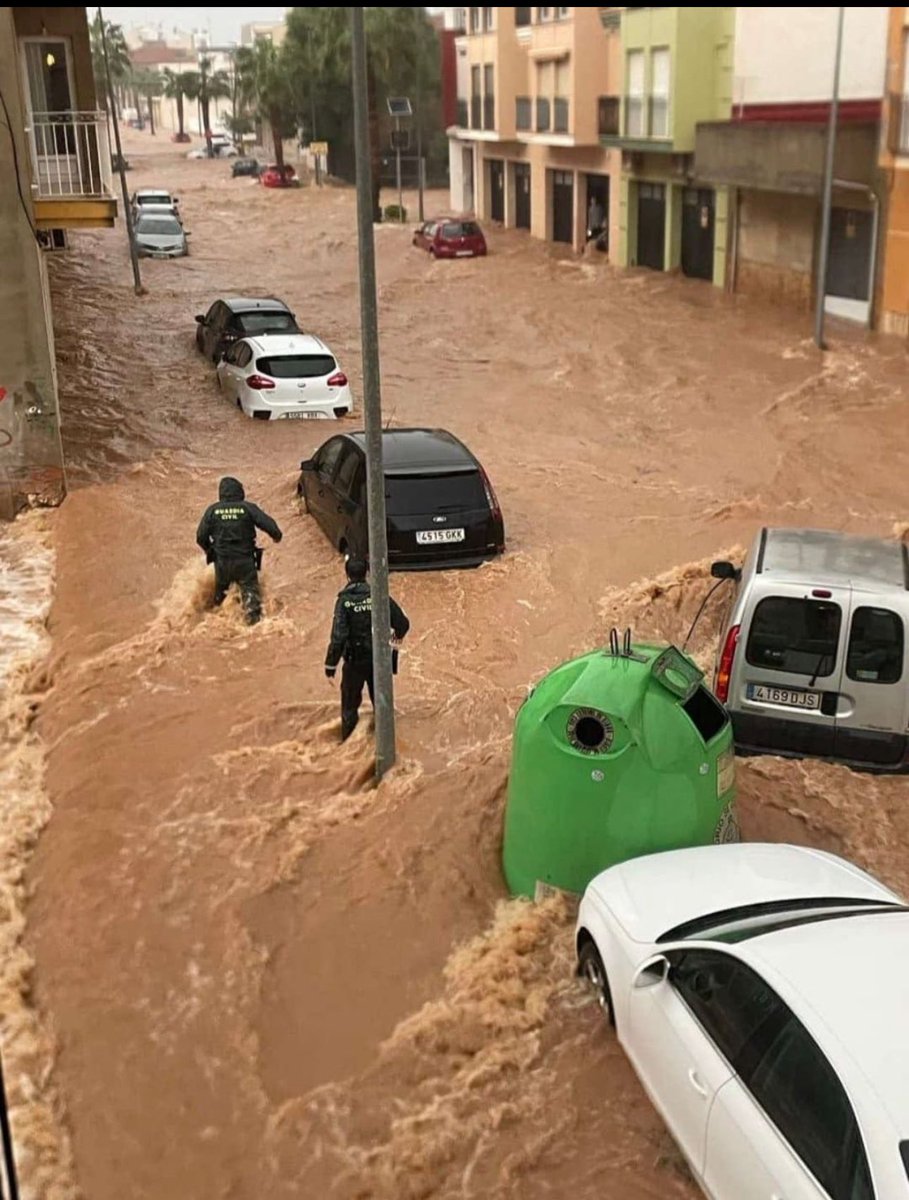 Ejemplo de profesionalidad, de entrega  y sacrificio. Orgullo de poder vestir el uniforme de estos dos compañeros. Sprovecho psrs mandar un fuerte abrazo a todos los que habéis sufrido los daños de esta dana.