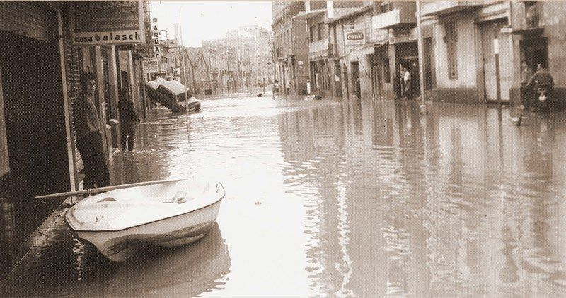 CarloDesign1's tweet photo. Las Riuades (Inundaciones) de Hospitalet del Llobregat (Barcelona) 20-21 Septiembre del 1971 En Cornellà no se produjeron víctimas , pero los desperfectos fueron muy cuantiosos, sobre todo en el barrio Centro, Riera y Almeda https://t.co/rOVPCWt1QK