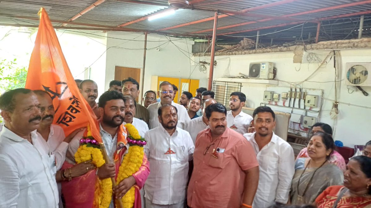 आज उबाठा गटाचे खेड शहर प्रमुख श्री. दर्शन महाजन यांनी जामगे येथे शिवसेना नेते आदरणीय श्री. रामदासभाई कदम यांच्या उपस्थितीत शिवसेनेत प्रवेश केला.

याप्रसंगी शिवसेनेचे शहर प्रमुख श्री. कुंदन सातपुते, जिल्हाप्रमुख श्री. शशिकांत चव्हाण, तालुकाप्रमुख श्री. सचिन धाडवे, माजी सभापती