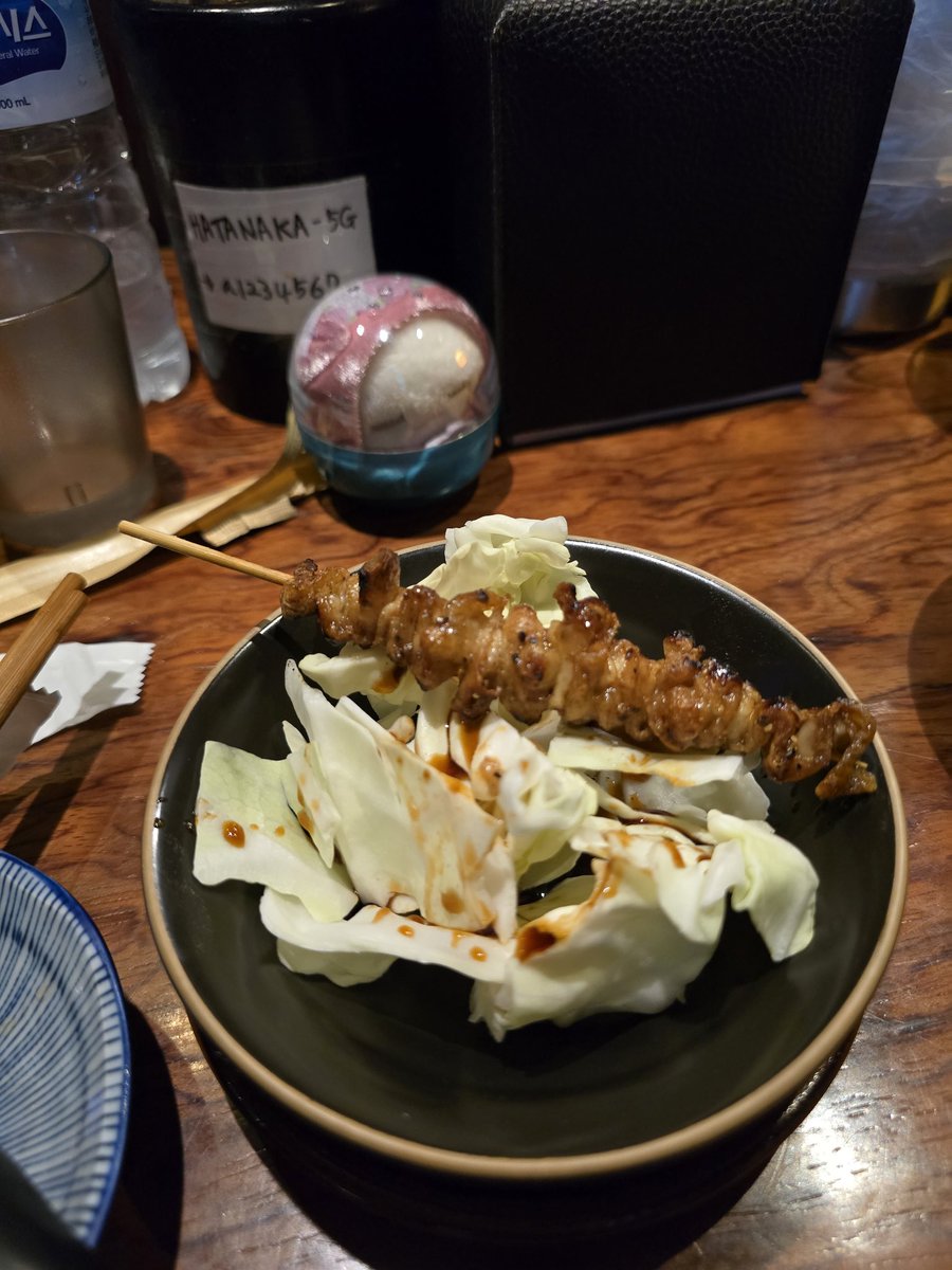 🐱•°(나도 먹을 줄 아는데... 왜 여기서 안 꺼내주고 둘이서 먹지..?)
#젠장_뾰얗이도_우아하잖아