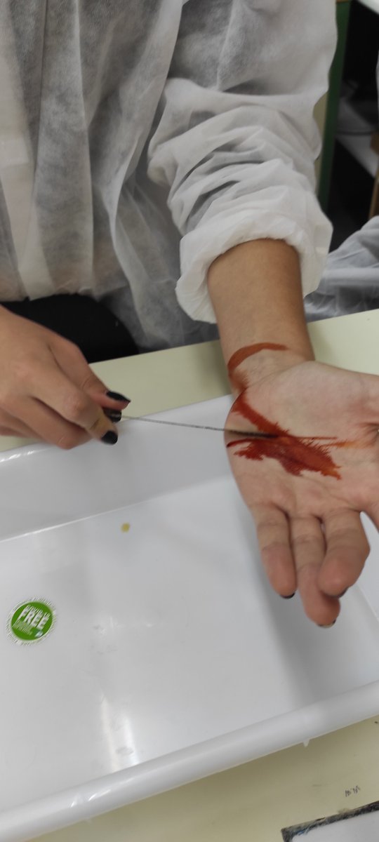 InCastellbisbal's tweet photo. Avui l'alumnat de #FísicaiQuímica de 4t ESO ha fet una reacció química terrorífica!!! #Halloween https://t.co/PvZXhxQ4CA