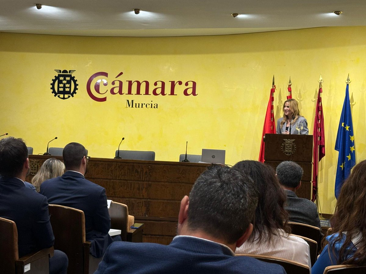 Empresa_RM's tweet photo. La consejera @MarisaL_Aragon entrega los #PremiosSFS a las empresas de la #RegióndeMurcia que desarrollan prácticas empresariales sostenibles

👇
https://t.co/cRwUxmntcx https://t.co/pjB9WMDgno