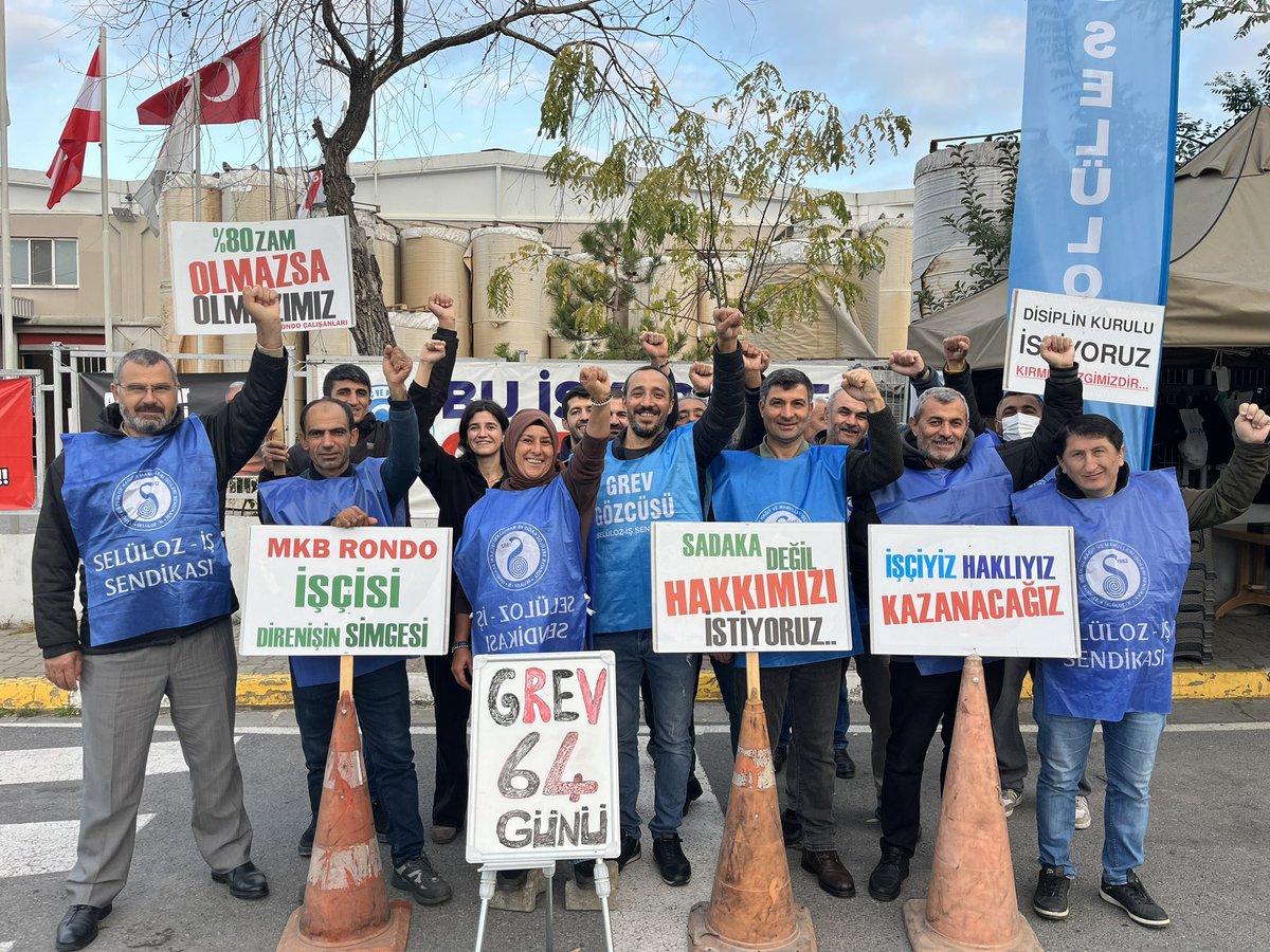 "Sadaka değil hakkımızı istiyoruz", "İşçiyiz, haklıyız, kazanacağız", "MKB Rondo işçisi direnişin simgesi" yazılı dövizler ve grev tabelasının arkasında topluca duran sendika önlüklü  işçiler