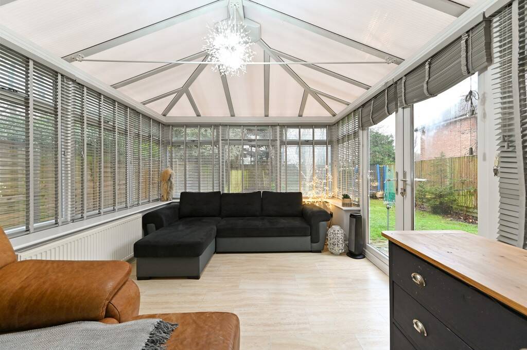 TodAnsteeProp's tweet photo. Situated in the sought-after village of #Boxgrove, this modern 3-bedroom #property is well presented, offering versatile accommodation whilst being situated in a tucked away position in a quiet cul-de-sac. ⭐️⁠ #ukproperty #propertyforsale #todanstee https://t.co/Ka2LlTXKu8 https://t.co/Ae2TyQdzCl