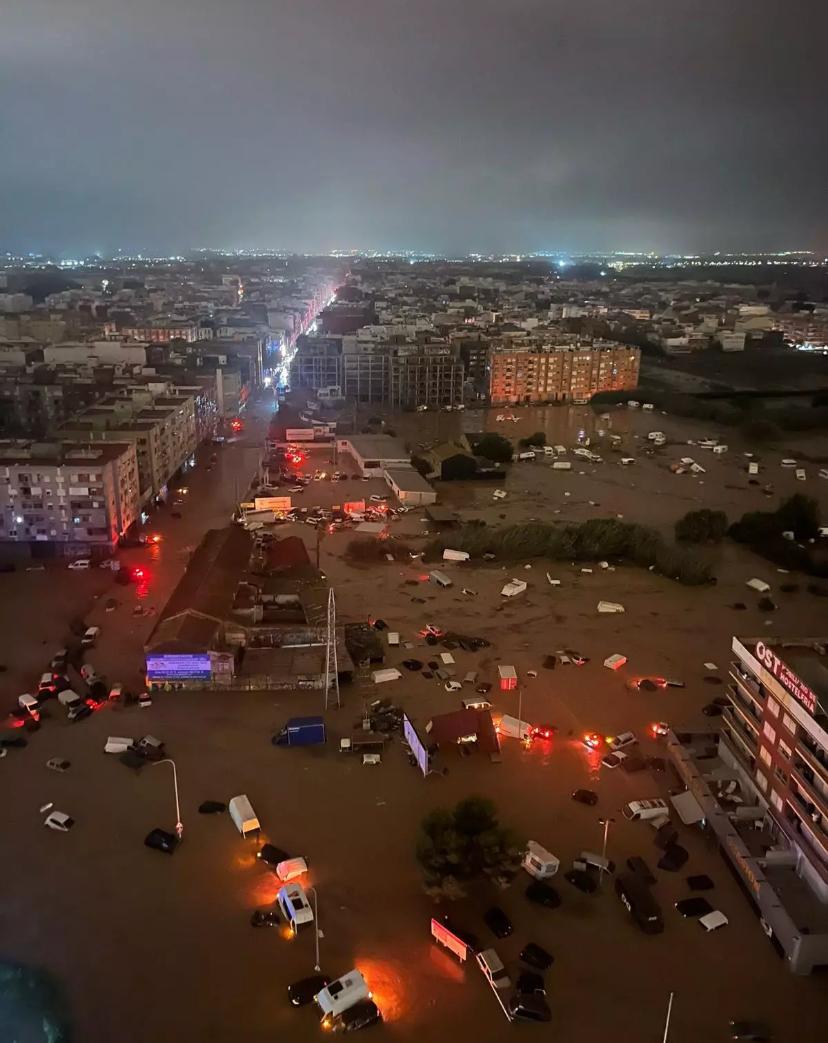 KdeKovaK's tweet photo. Catastrófico lo que ha ocurrido esta noche en Valencia y a los pueblos de su alrededor a causa de la DANA.. y aún más desolador es ver el panorama con el que se ha amanecido. 💔
De momento, hay 51 muertos según los datos provisionales de la Generalitat.
Sé que esto no va con el contenido que comparto normalmente en mi cuenta pero es imposible no mencionar cuando algo de esta magnitud ocurre en tu país.
Mucho ánimo y fuerza a todos los afectados.