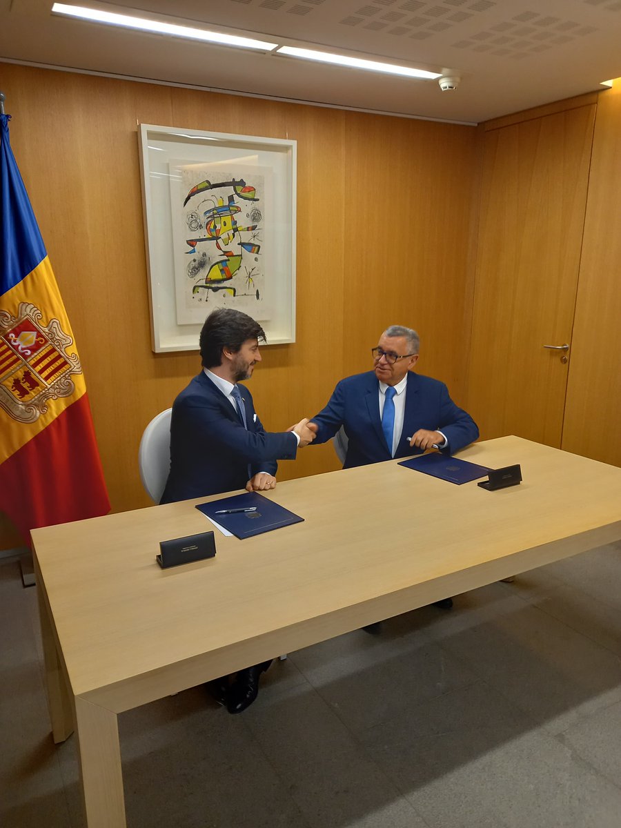FEDA_Andorra's tweet photo. 🤝El @ConsellGeneral s'embranca a la xarxa de calor de #FEDAEcoterm i se suma a la #LlumVerda. Dues accions que contribuiran a la reducció de la petjada de carboni del país, en línia amb els objectius que promouen #FEDA i la Litecc.
💚Agraïm als @SindicsGenerals i a tot l'equip el compromís amb la #transicióenergètica.
#sostenibilitat #mediambient #petjada