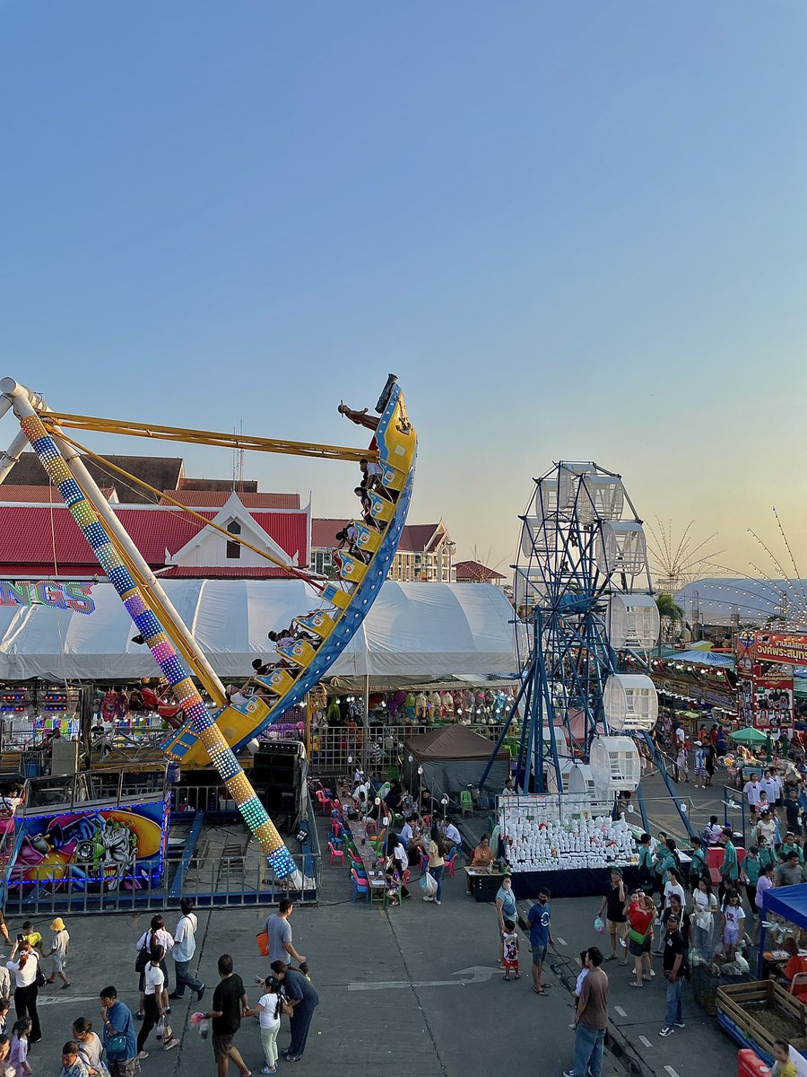 et_bkk06's tweet photo. 毎年10月頃に開催のパクナムのお祭りプラサムットチェディ祭りに参加してきた🎡
有名な車とバイクが垂直に走るショー、始まる前に演者がお祈りしだす（無事に生還する為の?）し、そもそも建物が崩れそうだし別の意味でスリル満載だった✊🩵笑 タイのカオスを存分に味わえた🌿
今年は11/2まで開催✍️ https://t.co/mqNNww3jjW