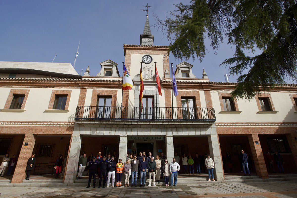 ⚫️ #LasRozas se ha sumado al minuto de silencio en señal de respeto y memoria por los fallecidos por la DANA en la Comunidad Valenciana y Castilla-La Mancha

Todo nuestro apoyo a las familias y amigos de los fallecidos, y esperamos la pronta localización de los desaparecidos