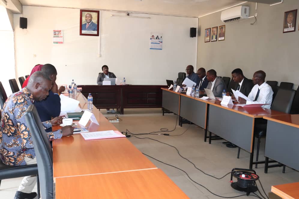 CNC_BURUNDI's tweet photo. Le Conseil National de la Communication se réunit en Assemblée pleniere ordinaire sous la Présidence de @esperancenday. L'analyse et l'adoption du code de conduite en période électorale fait partie de l'ordre du jour de la session. https://t.co/OZRhWKBZoE