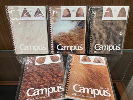 TSUTAYAmorimati's tweet photo. ★☆文房具情報☆★
＃KOKUYO
＃Campus
＃肉球ソフトリングノート
入荷しました！
大人気商品の第３弾という事で
めちゃくちゃカワイイ＆プニプニです💕
柴犬・トイプードル🐕
三毛猫・キジトラ・ラグラドール🐈
の5種類。

限定商品なのでお早めに。
＃TSUTAYA　＃大森町 https://t.co/Js3z6c4eei
