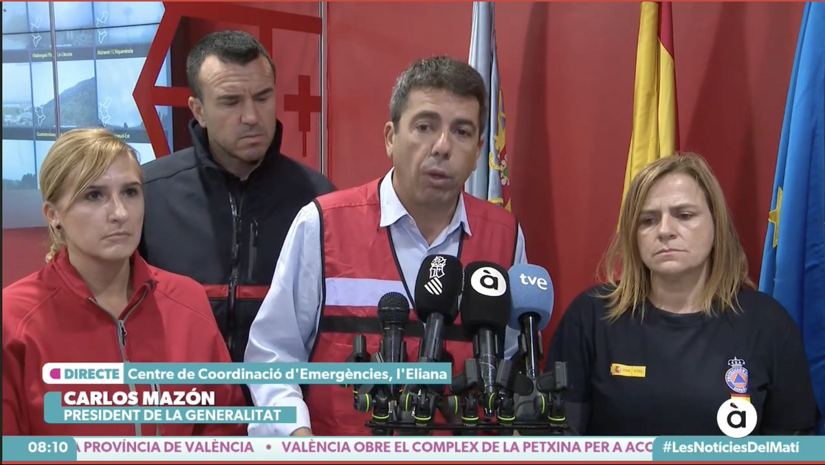 VivamosAhora's tweet photo. Ahora mismo con el "chalequito" de salva vidas ... dando una rueda de prensa ...

Es un sinvergüenza porque le ha superado la situación por falta de prevención y recortes en emergencias.

#MazónDimisión https://t.co/xCZWDcbHU2