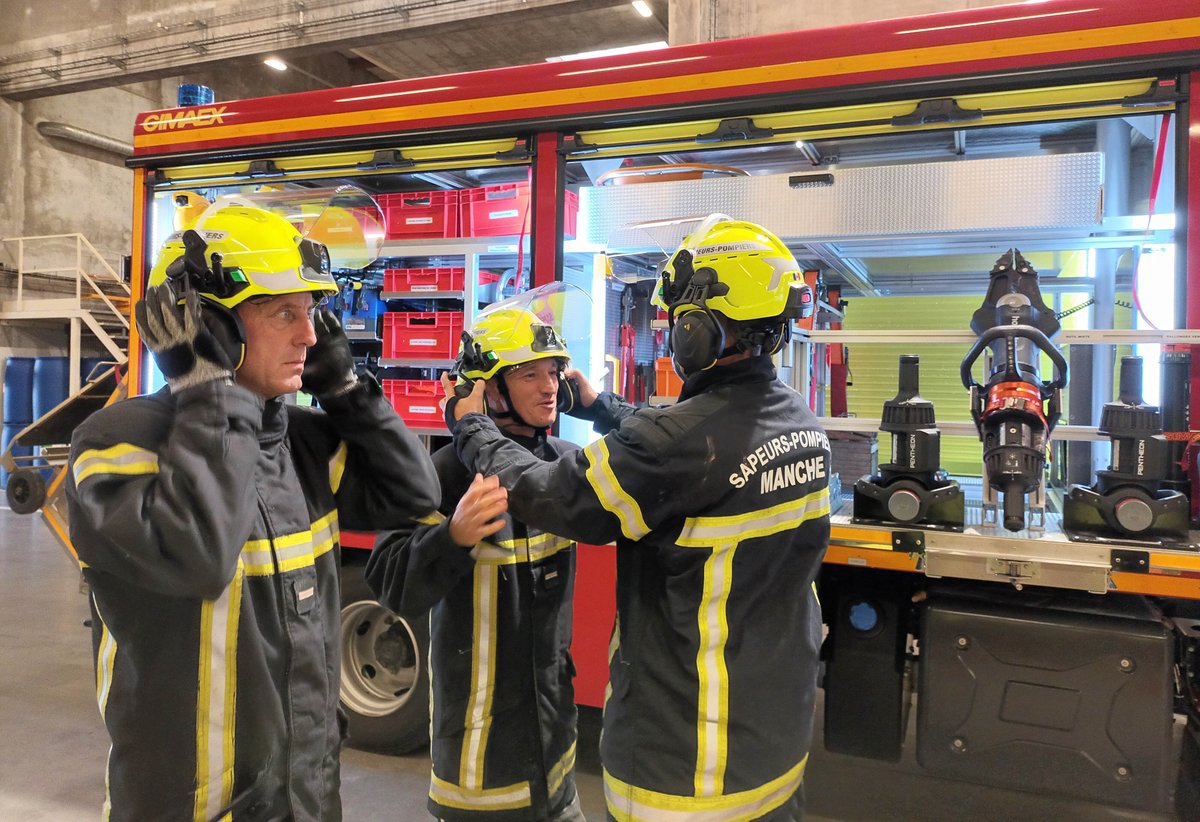 2/3 Ces #casques sont photoluminescents pour une meilleur visibilité des personnels et disposent de : 
👉1 écran facial transparent, protégeant le visage des risques liés aux véhicules électriques ; 
👉1 protection auditive de 32 db ;  
👉1 éclairage frontal.