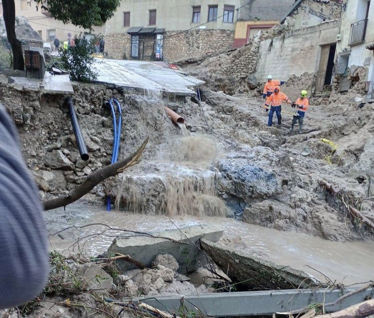 InfoMAPerera's tweet photo. Las imágenes sobrecogen, asustan y dan una dimensión muy próxima de la tragedia que estamos viviendo desde ayer en distintos lugares de España. A tod@s, nuestro apoyo y pesar más sincero, nuestro dolor por las víctimas y sus familias y nuestro reconocimiento a cada uno de los servicios de emergencia que aún rescatan personas y atienden a quienes lo han perdido todo 💔