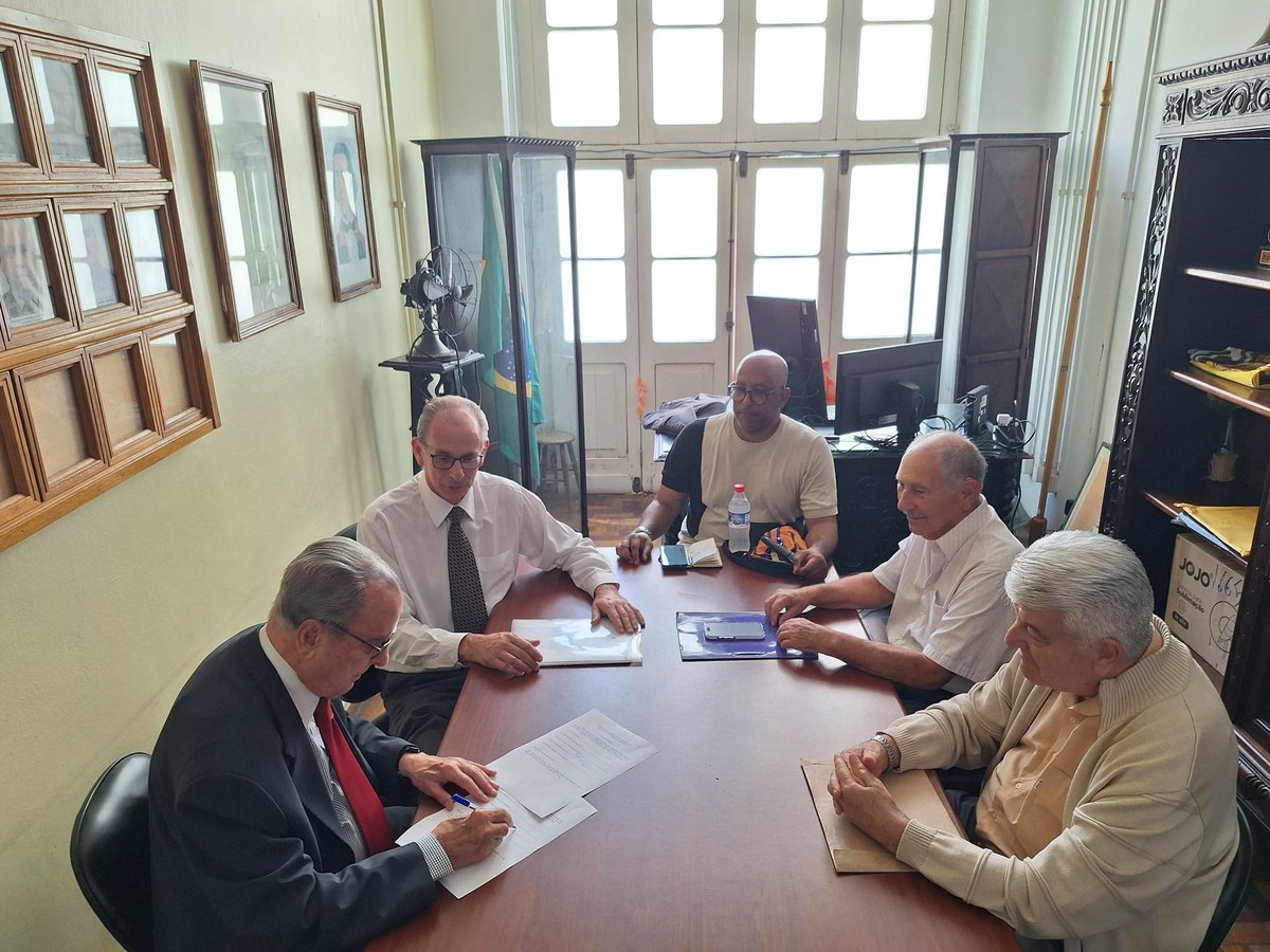 Fun_Peracchi's tweet photo. Conselho Deliberativo da Funperacchi se reúne na sede do Museu da BM para dispor sobre devolução da casa da BM que sedia a Fundação, na rua Sete de Setembro, 354, Centro de Porto Alegre, por solicitação do gabinete do Comando Geral da Brigada. https://t.co/QNGJI0H2Xv