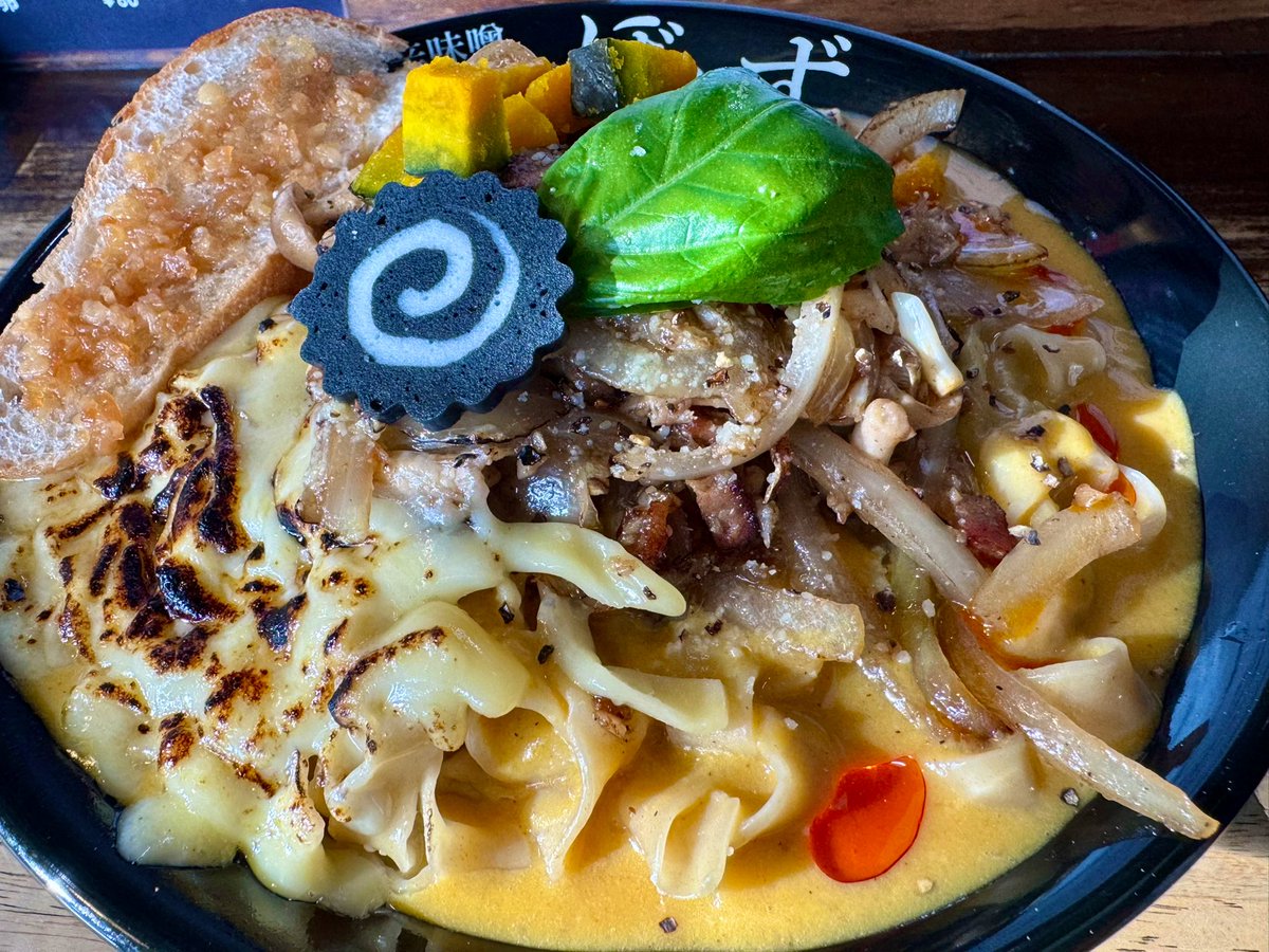 itinitiitimen6's tweet photo. 旨辛味噌らーめん ぼんず@南与野
欧風パンプキンまぜめん
+炙りチーズ・ﾐｿｱﾌﾞﾗﾏｼﾏｼ 

午後休だったので珍しく昼凸！弩級の極太平打麺に味噌ぼんらしい香り良い濃厚パンプキンソースに全体を引き締める上物…これは美味い！おしゃれパスタ感とジャンク感の塩梅が絶妙で大満足ハロウィン文字数 https://t.co/i4bTrcQIJq