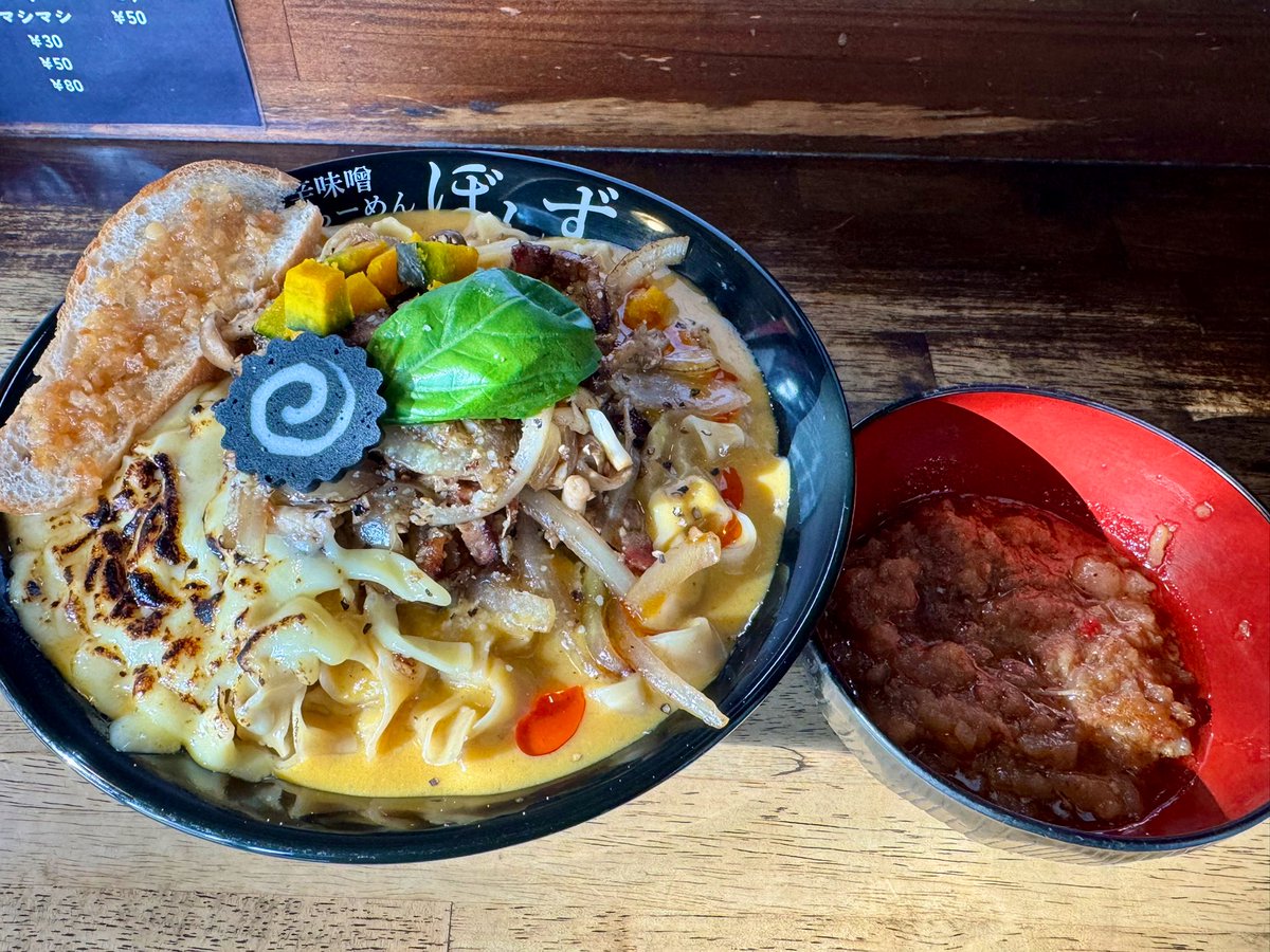 itinitiitimen6's tweet photo. 旨辛味噌らーめん ぼんず@南与野
欧風パンプキンまぜめん
+炙りチーズ・ﾐｿｱﾌﾞﾗﾏｼﾏｼ 

午後休だったので珍しく昼凸！弩級の極太平打麺に味噌ぼんらしい香り良い濃厚パンプキンソースに全体を引き締める上物…これは美味い！おしゃれパスタ感とジャンク感の塩梅が絶妙で大満足ハロウィン文字数 https://t.co/i4bTrcQIJq