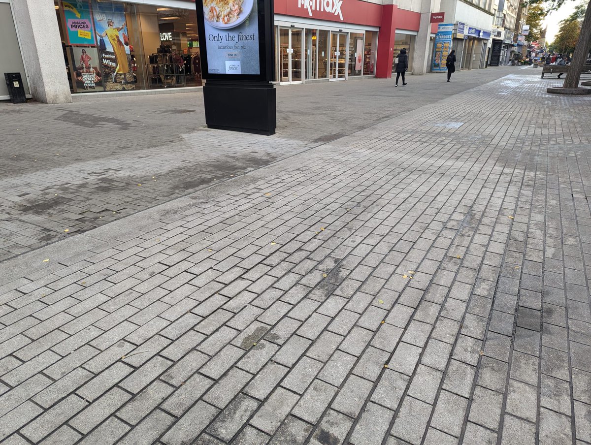 HounslowHways's tweet photo. ๐ฎ We're asking people to put their gum where it belongs, in the bin! Thanks to funding from the
#ChewingGumTaskForce we're able to deep clean Hounslow High St and put up new signage to
prevent further gum littering. @KeepBritainTidy @LBofHounslow @Ringway_UK #HounslowHighways https://t.co/Mw6njrhkDH