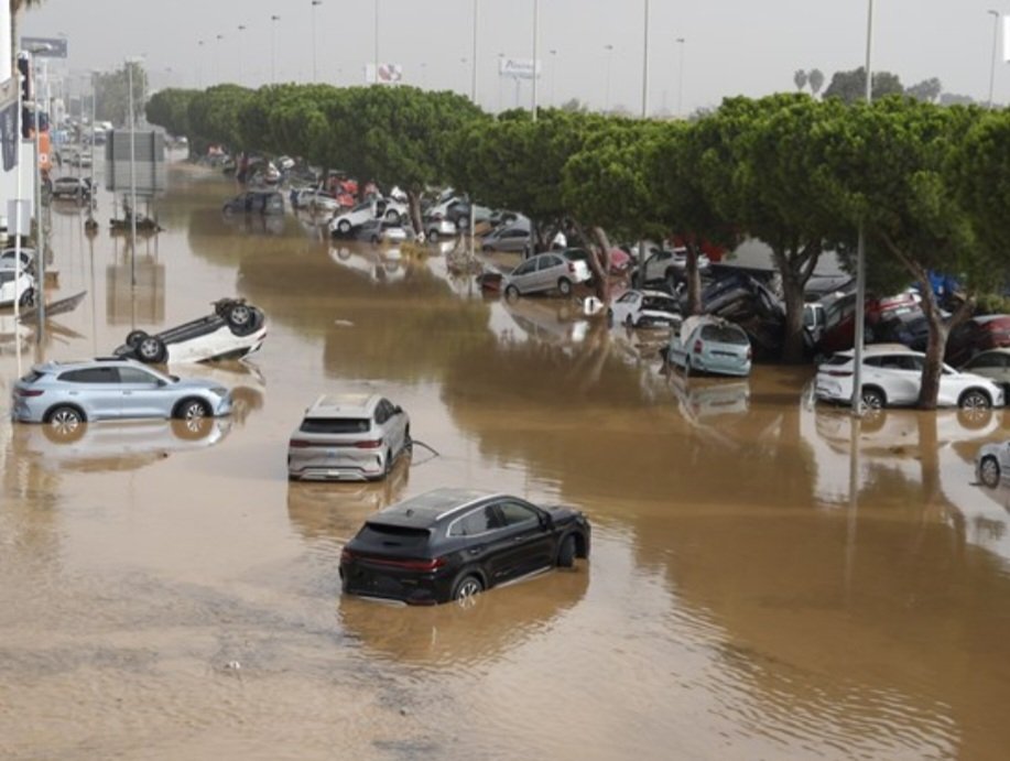 Mucha fuerza y nuestro mas sentido pésame a los familiares y amigos de los fallecidos.
Todo nuestro apoyo y fuerza  a los que luchan y trabajan para encontrar a los desaparecidos y reparar los daños causados. #Dana #INUNDACION
#España