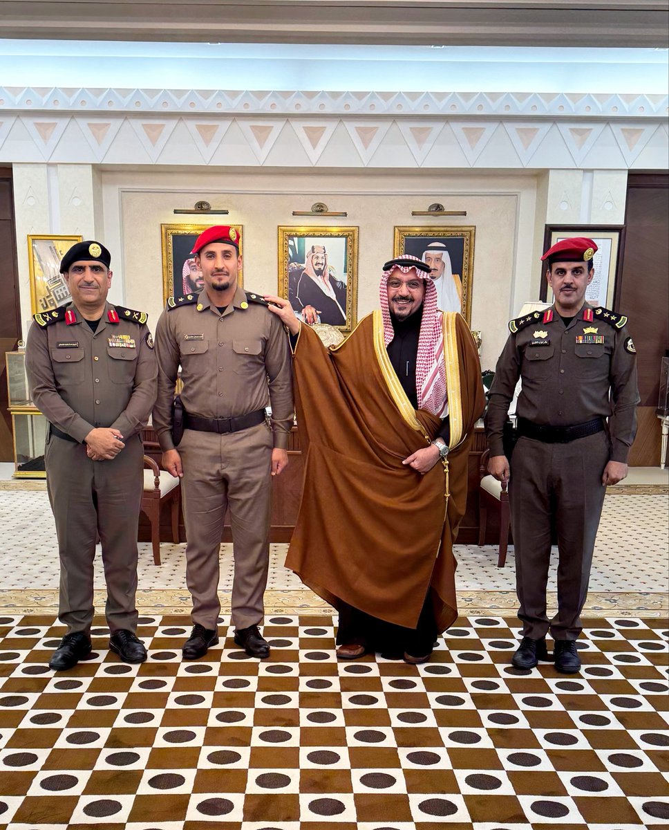 EmarahAlQassim's tweet photo. هنأه سموه على هذه الثقة الغالية، مشيداً بما يقدمه منسوبي الأمن من جهود لخدمة الوطن وأمنه وسلامته..

سمو #أمير_منطقة_القصيم يقلّد  نايف بن فيحان العتيبي من منسوبي شعبة أمن إمارة المنطقة رتبته الجديدة "مقدم ". https://t.co/dyQAeVEgwX