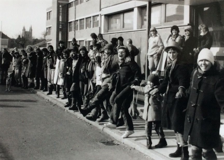 Greenham Women outside Newbury Court - do you know what year these photos are from? Are you in the pics?

#Activism #Peace #Protest #Feminism #AntiWar #AntiNuclear