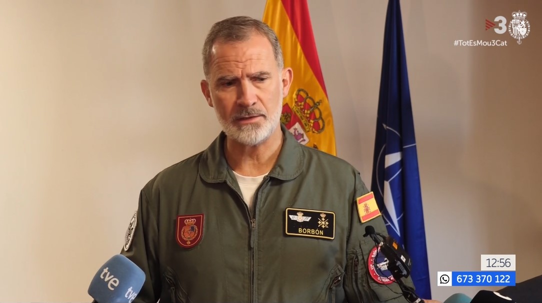 Spindoctors_cat's tweet photo. Felip VI segueix les passes de Mazón i apareix vestit de militar, però comet el mateix error que Sánchez, i compareix lluny de la "zona zero". #compol #compolFAIL https://t.co/RBFivehw3p