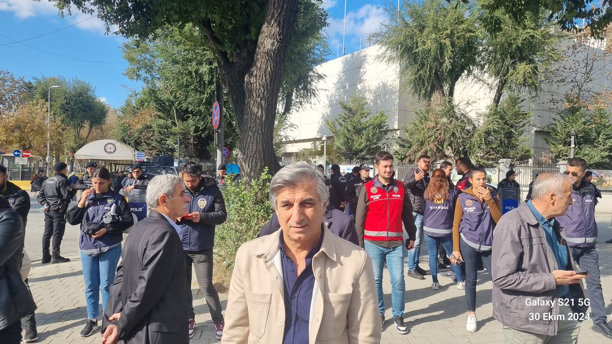 Sarıyer Halkevi (@sariyerhalkevi) on Twitter photo Esenyurt belediye başkanı Ahmet özer'in gözaltına alınması sebebi ile CHP üyeleri vatan emniyet müdürlüğü önünde bekliyor.
Bizlerde bu dayanışmanın içinde olacağız. #Hukukherkeselazım <a href="/SariyerCHP/">CHPsariyer</a> Esenyurt belediye başkanı Ahmet özer'in gözaltına alınması sebebi ile CHP üyeleri vatan emniyet müdürlüğü önünde bekliyor.
Bizlerde bu dayanışmanın içinde olacağız. #Hukukherkeselazım <a href="/SariyerCHP/">CHPsariyer</a>