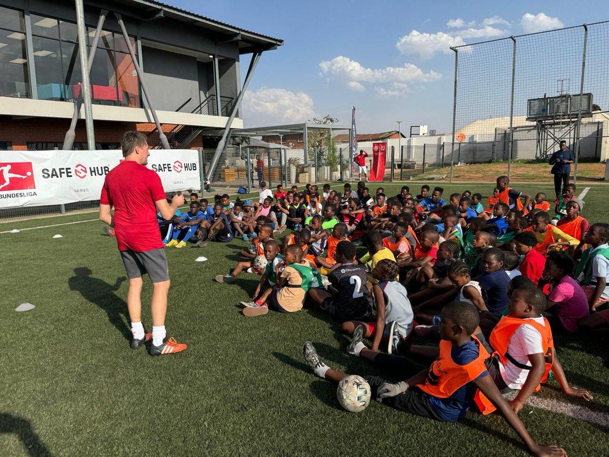 iDiskiTimes's tweet photo. 𝗠𝗔𝗜𝗡𝗭 𝗠𝗔𝗞𝗘 𝗦𝗔 𝗞𝗜𝗗𝗦 𝗦𝗠𝗜𝗟𝗘 🇩🇪🤝🇿🇦

A coaching team from @1FSVMainz05 - the @Bundesliga_EN side which gave Jurgen Klopp and Thomas Tuchel their coaching break-throughs, hosted a successful coaching clinic with 80 kids from Alexandra -  organised in partnership with @amandlaSE Safe-Hub. https://t.co/1LlELA3kUt