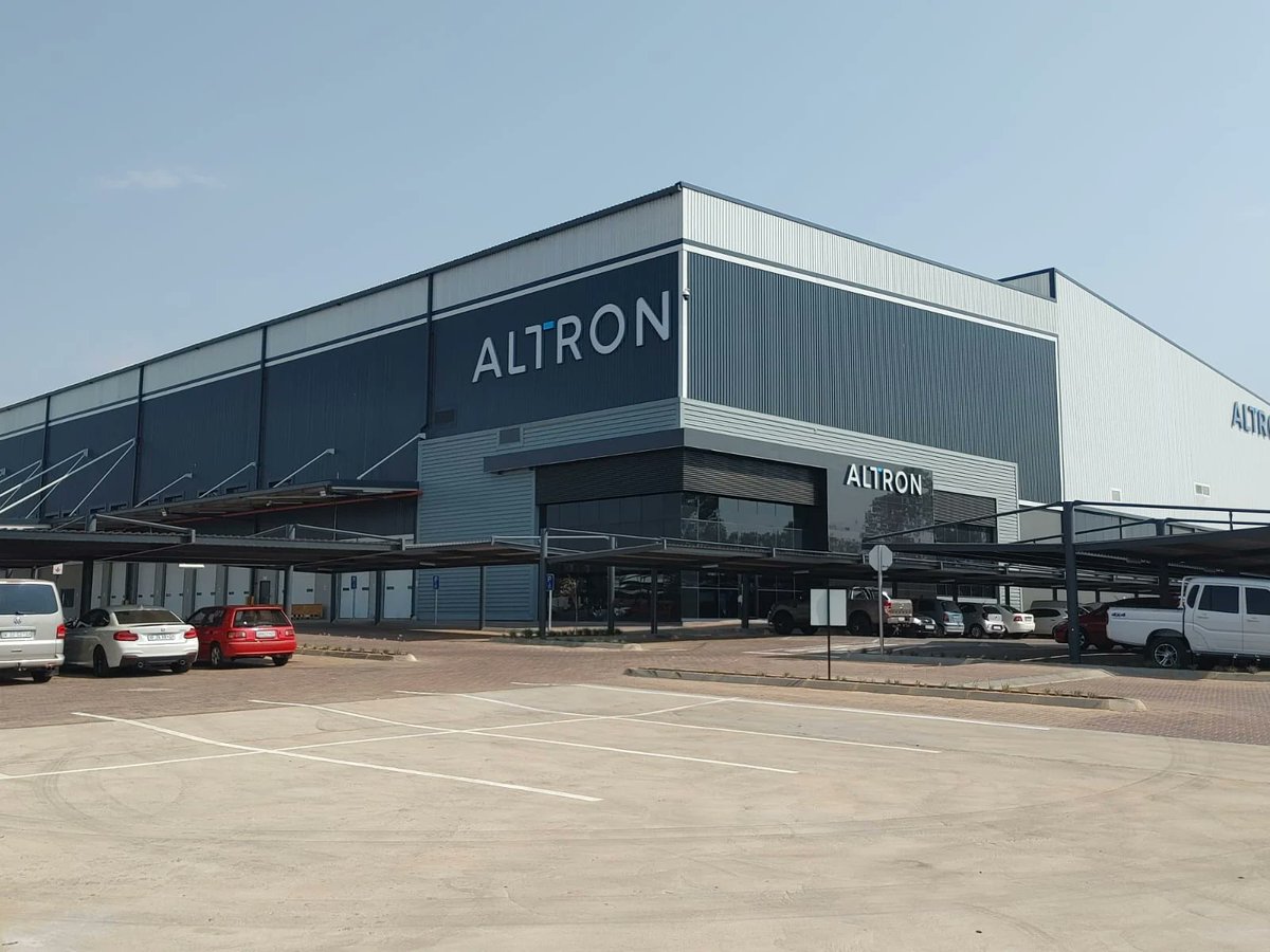businessXplain's tweet photo. ALTRON SHARES SKYROCKET, INVESTORS REJOICE

Altron has nearly doubled its market value in 2024, with shares soaring over 80% since January to R18.15, thanks to successful restructuring and strategic shifts. 

The unbundling of Altron’s UK subsidiary, Bytes Technology, created R13-billion in value, although it initially left some uncertainty. 

CEO Werner Kapp’s leadership has been pivotal, with shares up by 126.03% over the past year, bringing the company’s market capitalisation to R7.41-billion. 

More on Altron’s strategy: https://t.co/80pUe7pwBl