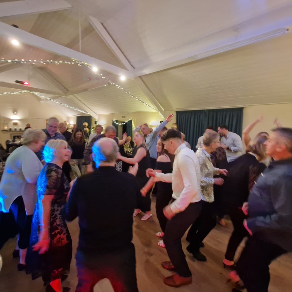 Grateful for another fantastic review from a wonderful evening! #livemusic #singer #guitarist #thehounddogs #uk #weddingband #weddingreception #wedding