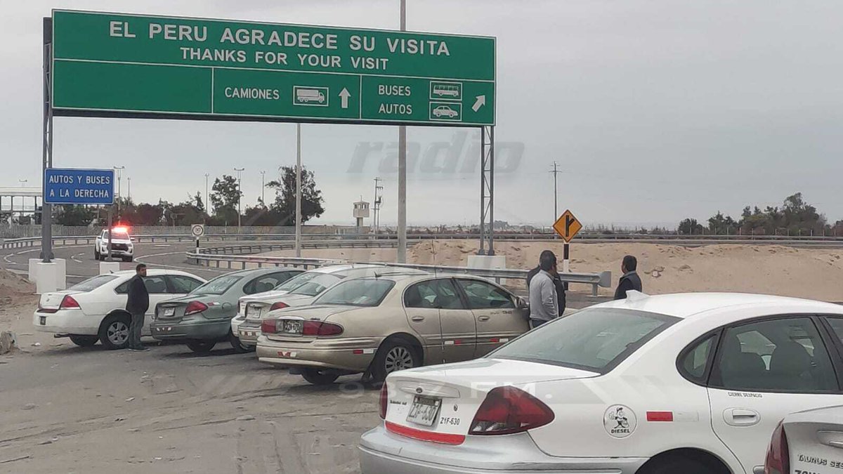 radiouno_pe's tweet photo. 🔴#Atención│Cerrada está la frontera Perú y Chile por paro de 24 horas en Tacna en contra de la ampliación del penal de Challapalca y la criminalidad. Visitantes optan por seguir a pie. @ocram @Cooperativa @CNNChile @elmostrador @aricaldia @ideeleradio @RPPNoticias https://t.co/o7cJJXJbRT
