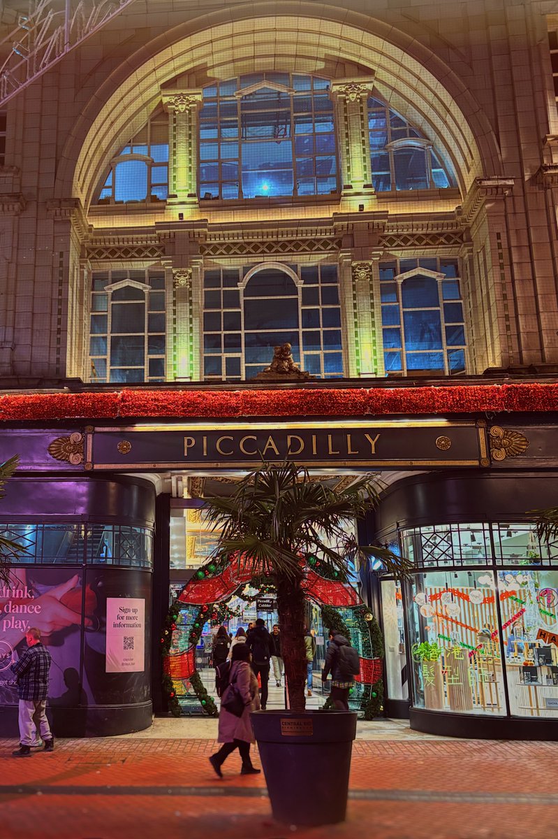 We know Halloween hasn’t ghosted us yet, but… the Christmas lights are up, and we’re already sleighing the festive vibes! Step inside and let us light up your day 🎄✨