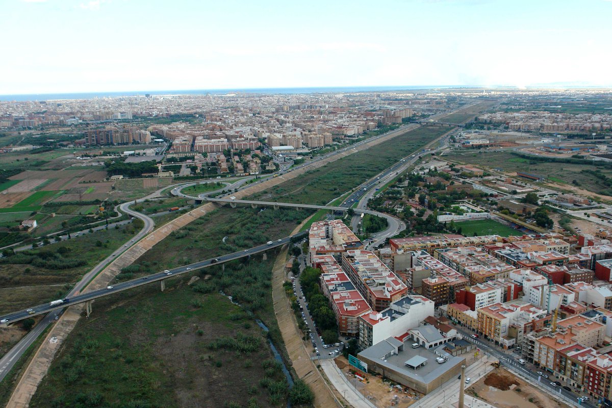 1/2 Esta obra de ingeniería civil fea, franquista y funcional, el nuevo cauce del río Turia construido tras la gran riada de 1957, ha permitido que a estas alturas las víctimas de la DANA sobre Valencia no sean el doble. 

Lo que la mayoría no sabe es que el anterior equipo