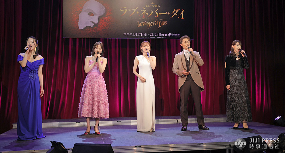 jijicom_ent's tweet photo. ミュージカル「 #ラブ・ネバー・ダイ 」の製作発表が行われ、キャストの皆さんが登場しました。写真は歌唱披露で「懐かしい友よ」を歌う真彩希帆さん、加藤和樹さん、星風まどかさん、小南満佑子さん、春野寿美礼さんです。 

#真彩希帆 #加藤和樹 #星風まどか #小南満佑子 #春野寿美礼 https://t.co/pCJeXZT5yj