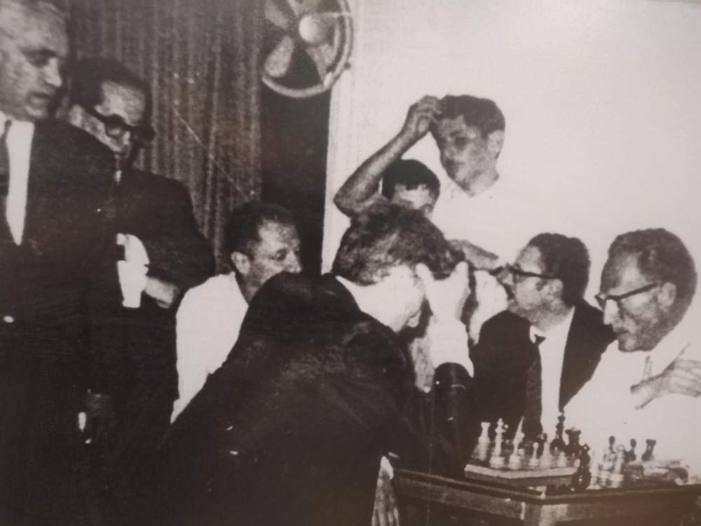 ChessBase's tweet image. In 1968 the Greek Chess Federation invited a 25-year-old Bobby Fischer to play a clock simul match against five strong players.
The games played in Athens have been recorded and carefully annotated by Greek GM and trainer Efstratios Grivas.
Read on: en.chessbase.com/post/fischer-v…