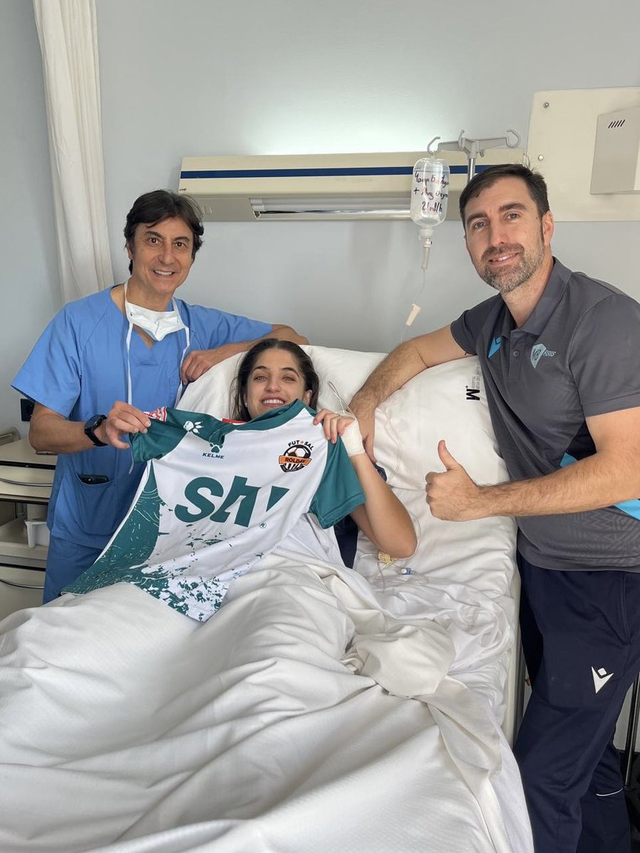 🏥PARTE MÉDICO

Nuestra jugadora ha sido intervenida con éxito por el Dr. Paco Martínez en el hospital Mesa del Castillo de la lesión del labrum sufrida en el hombro derecho.

Nuestro fisio <a href="/MarcoA_Fisio/">Marco Antonio Martínez</a> la ha acompañado durante la intervención

¡Mucho ánimo Carmen!🫂

#STVRoldan