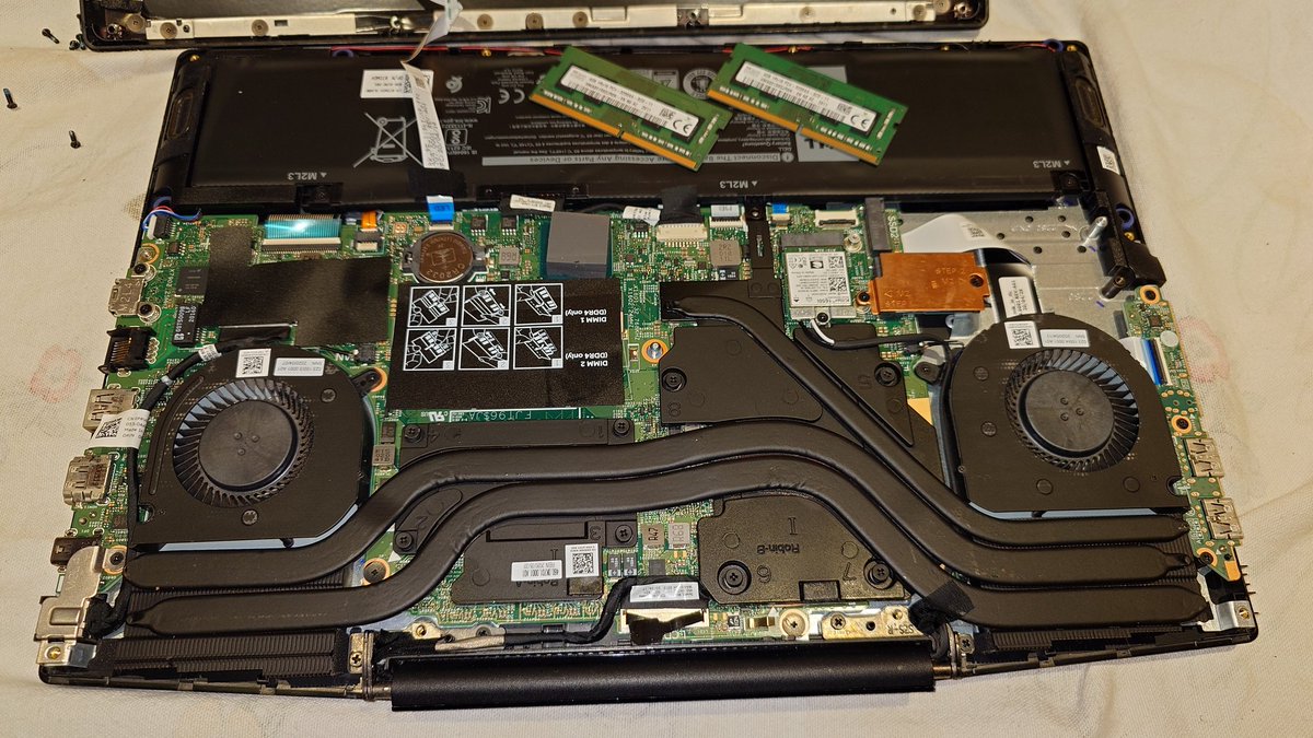 JonnyAHBowker's tweet image. After 4 years, it&apos;s time to treat my Dell G5 gaming laptop to a good clean and RAM upgrade 😃👍 #Dell #laptop #RAMupgrade