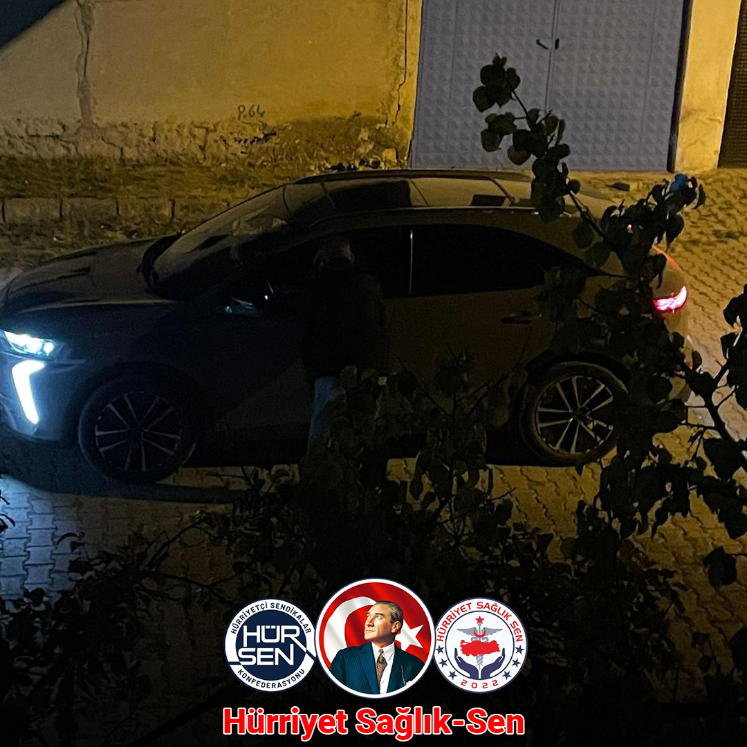 hursagliksen's tweet photo. Sivas Gemerek’te Sağlık Çalışanlarına Yönelik Skandal Uygulama!

Gemerek İlçe Toplum Sağlığı Merkezi’nde görevli bir hemşire, rahatsızlığı nedeniyle Gemerek Devlet Hastanesi acil servisinden sağlık raporu almıştır. Ancak raporlu günlerinde evde istirahat ettiği gerekçesiyle, İlçe Toplum Sağlığı Merkezi Başkanı Dr. Tayyip Ünal ve aynı merkezde amir olarak görevlendirilen işçi Ersin Kum tarafından, kolluk kuvveti gibi davranılarak evinde “denetleme” yapılmak istenmiştir. Bu akıl dışı ve kabul edilemez davranış, tüm sağlık çalışanlarına yönelik açık bir mobbing örneğidir.

Kadın bir sağlık çalışanının evine, iki erkek personelin akşam saatlerinde gitmesi, yalnızca insan haklarına değil, çalışan haklarına da aykırıdır. Bu olay, sağlık çalışanlarına yönelik mobbingin ne derece ileri düzeye ulaştığını göstermektedir. Kendisini kolluk kuvveti zanneden ve sağlık personelini baskı altına almaya çalışan bu kişiler hakkında Sağlık Bakanlığı’nın derhal soruşturma başlatmasını talep ediyoruz.

Hürriyet Sağlık Sen olarak, bu hadsiz davranış karşısında gereken tüm hukuki adımları atacağımızı, çalışan haklarını korumak adına konunun takipçisi olacağımızı kamuoyuna saygıyla duyururuz.

https://t.co/ADrFy2z3lS

 @saglikbakanligi 
@drmemisoglu
@GemerekToplum
@sivasilsaglik 

#HürriyetSağlıkSen