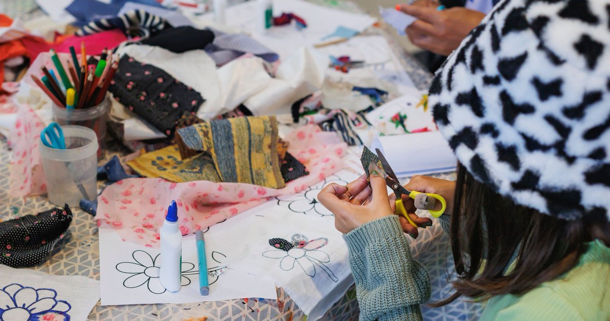 Space to Create! 🎨⁠ Saturday 2 November, 11am–1pm⁠
⁠
In this Space to Create session, we'll be making our own pillow cases using fabric seen in the Las Gemelas exhibition, exploring child refugees' experiences. What would you pack if you only had a pillow case to fill?⁠