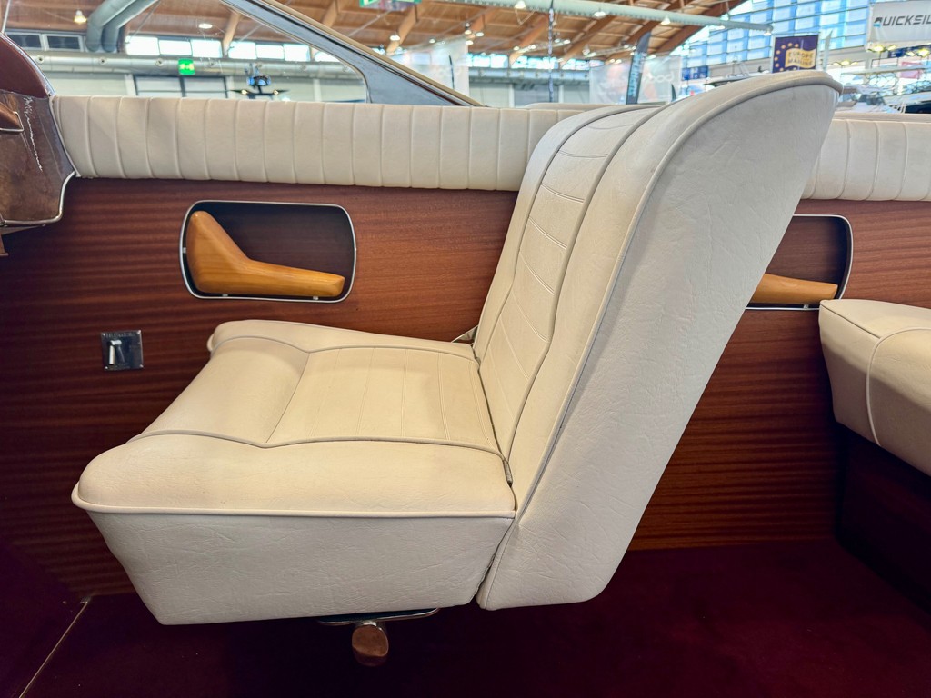 RioClassicBoats's tweet photo. For sale - the classic flagship from Rio: The Colorado Grand Tourismo - identical in construction to the equally legendary Riva Aquarama! 8.45 m long, Chrysler V8 with two 390 hp. Perfect condition. More: https://t.co/LfYHOC5YxL

#rioboats #60ties #motorboat #rioyachts 🚤 https://t.co/AKYkveSKQv